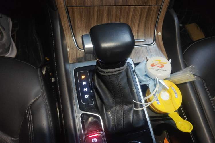 Used Roewe RX8 2018 30T Smart Connectivity Four-Wheel Drive Flagship Edition Gear Lever