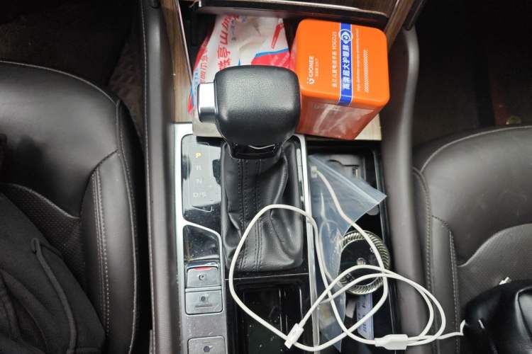 Used Roewe RX8 2018 30T Smart Connectivity Two-Wheel Drive Flagship Edition Gear Lever