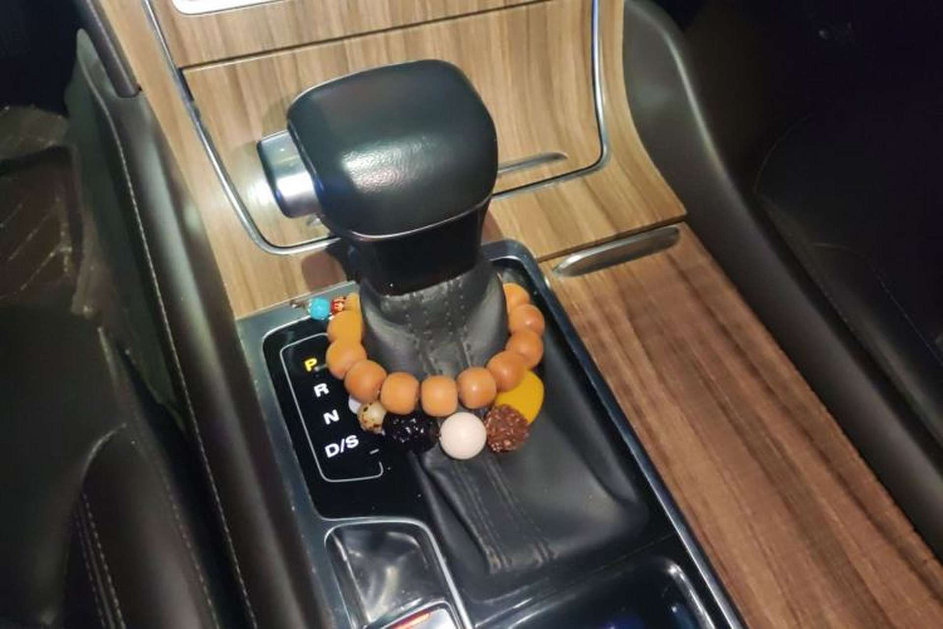 Used Roewe RX8 2018 30T Smart Connectivity Two-Wheel Drive Flagship Edition Gear Lever