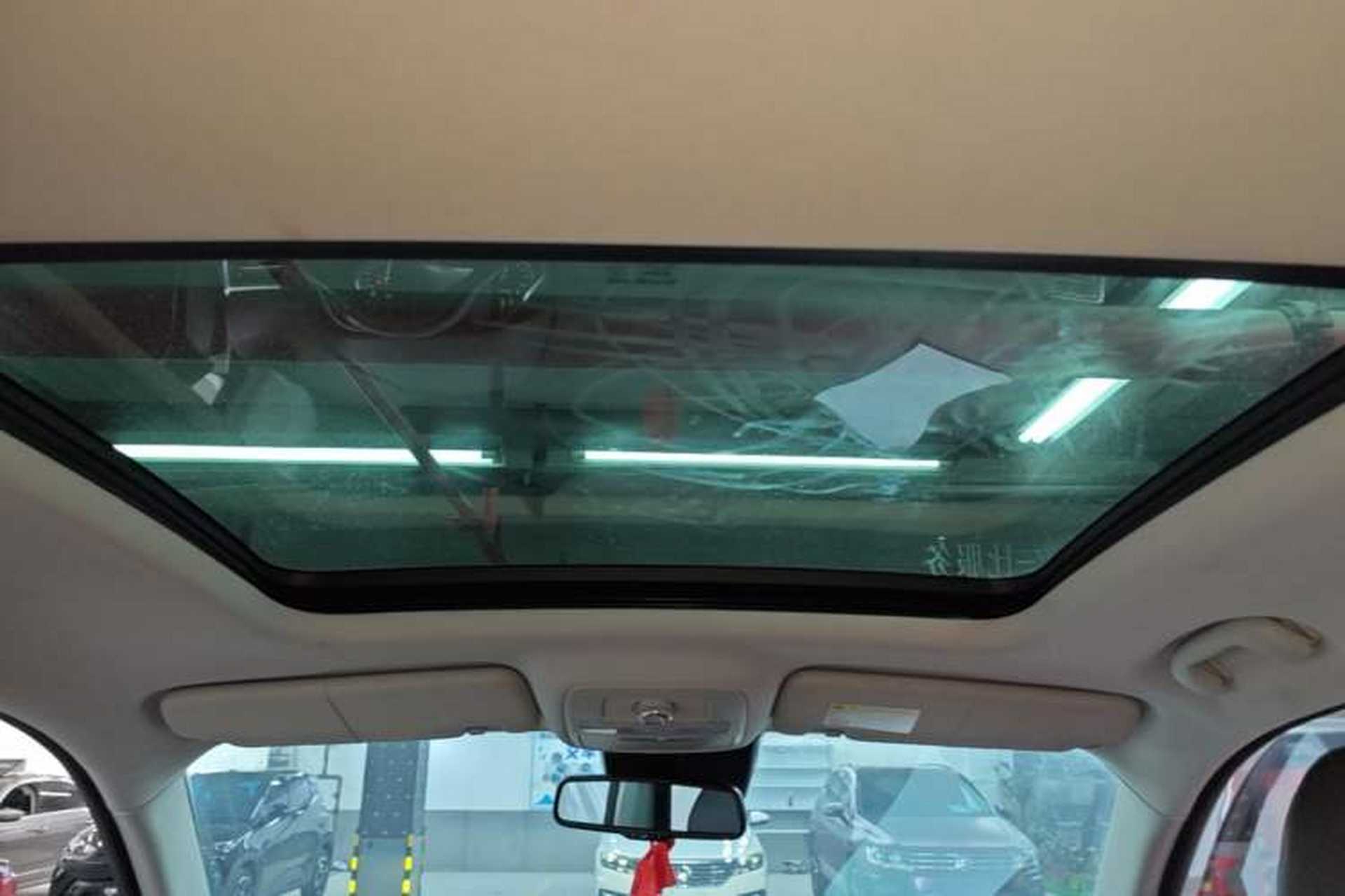 Used Roewe RX8 2018 30T Smart Connectivity Two-Wheel Drive Supreme Edition Headliner