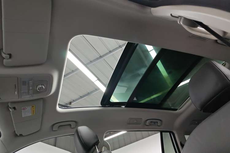 Used Roewe RX8 2018 30T Smart Connectivity Two-Wheel Drive Flagship Edition Headliner