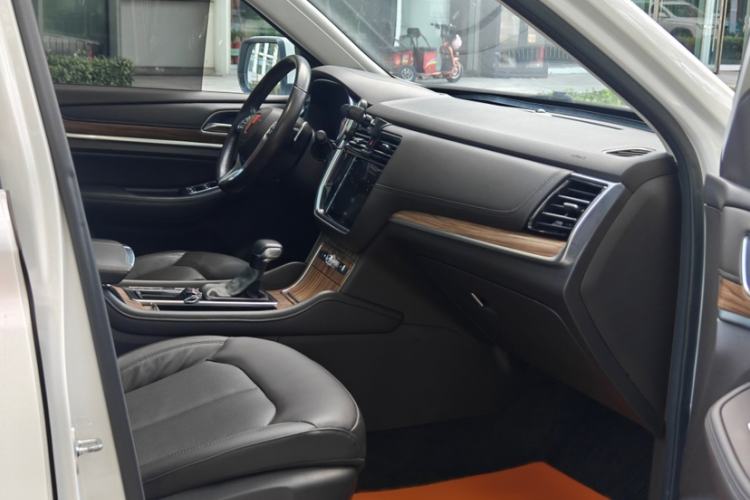 Used Roewe RX8 2018 30T Smart Connectivity Two-Wheel Drive Flagship Edition Interior 2