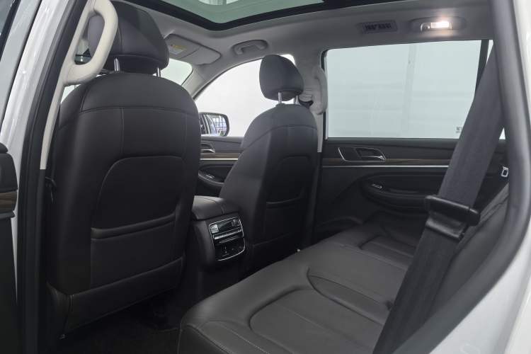 Used Roewe RX8 2018 30T Smart Connectivity Two-Wheel Drive Flagship Edition Interior 3