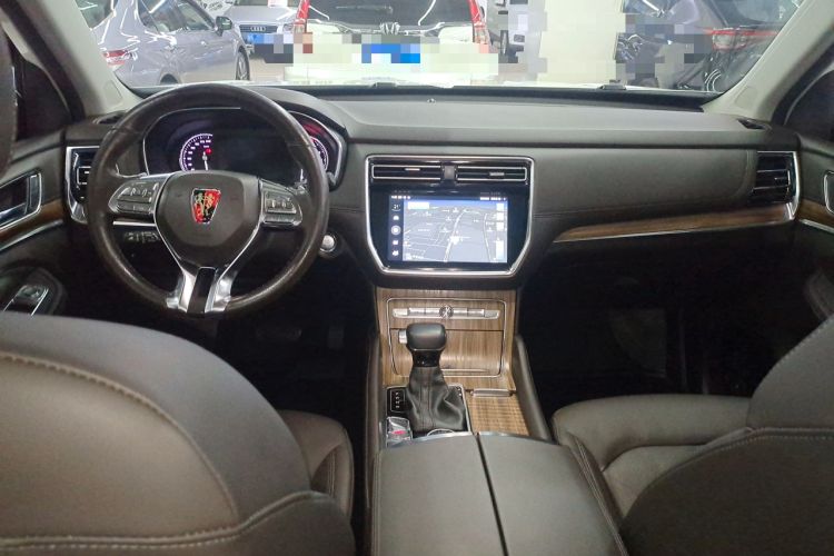 Used Roewe RX8 2018 30T Smart Connectivity All-Wheel Drive Supreme Edition Interior 3