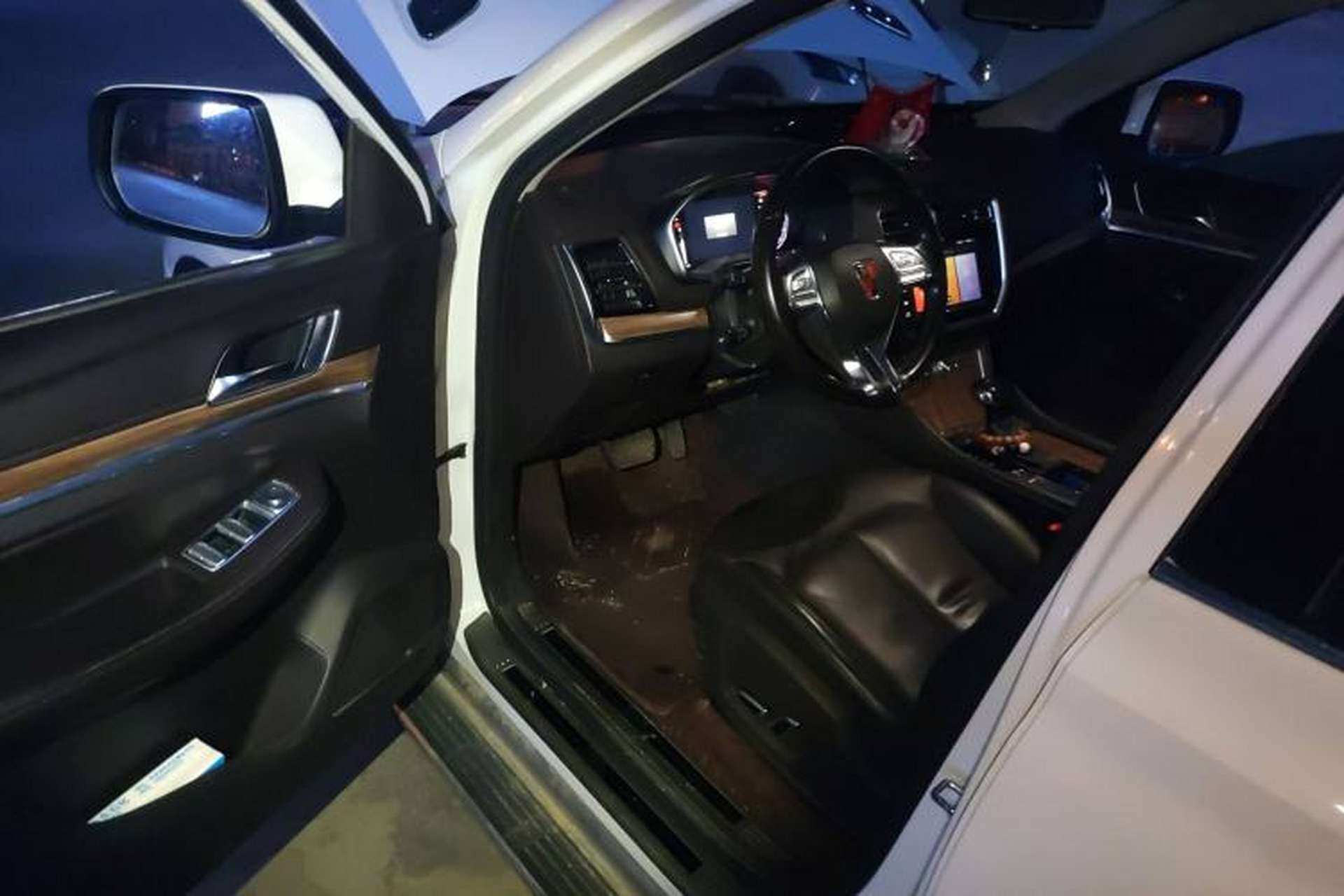Used Roewe RX8 2018 30T Smart Connectivity Two-Wheel Drive Flagship Edition Interior 3