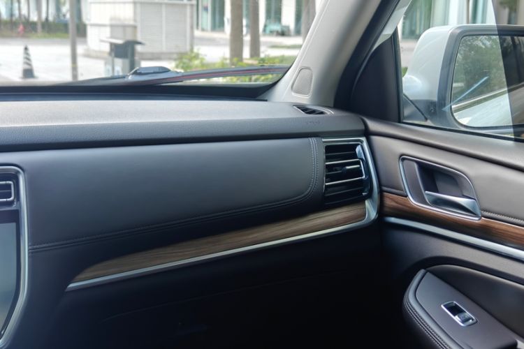 Used Roewe RX8 2018 30T Smart Connectivity Two-Wheel Drive Flagship Edition Interior 4