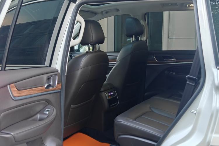 Used Roewe RX8 2018 30T Smart Connectivity Two-Wheel Drive Flagship Edition Interior 9
