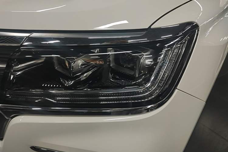 Used Roewe RX8 2018 30T Smart Connectivity All-Wheel Drive Supreme Edition Left Front Headlight