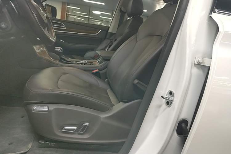 Used Roewe RX8 2018 30T Smart Connectivity All-Wheel Drive Supreme Edition Left Front Seat