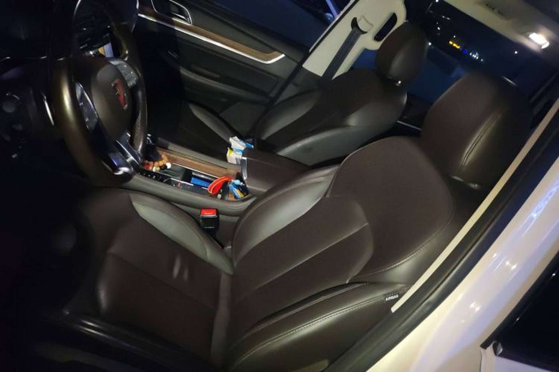 Used Roewe RX8 2018 30T Smart Connectivity Two-Wheel Drive Flagship Edition Left Front Seat