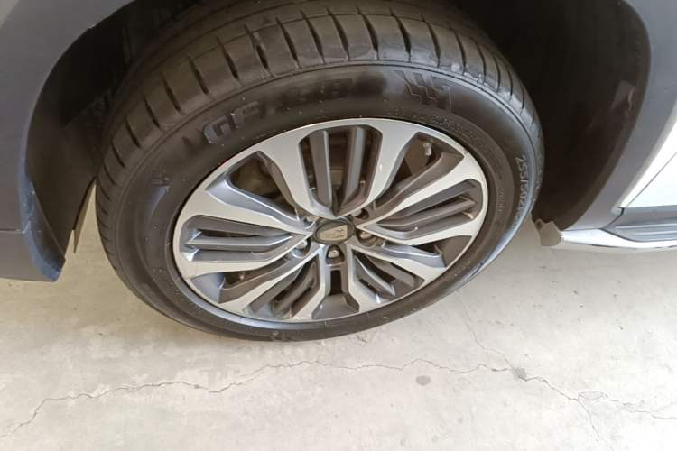 Used Roewe RX8 2018 30T Smart Connectivity All-Wheel Drive Supreme Edition Left Front Wheel Hub