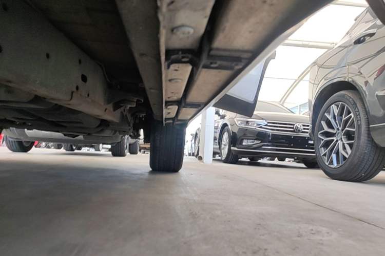 Used Roewe RX8 2018 30T Smart Connectivity All-Wheel Drive Supreme Edition Left Side Sill