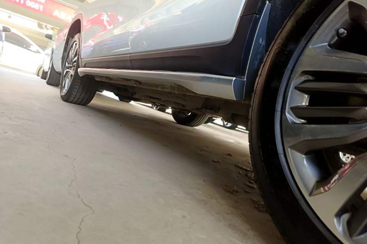 Used Roewe RX8 2018 30T Smart Connectivity All-Wheel Drive Supreme Edition Left Side Sill