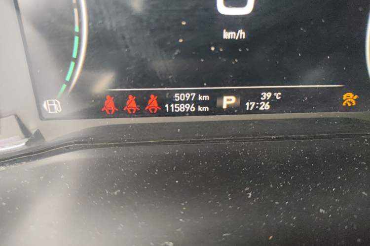 Used Roewe RX8 2018 30T Smart Connectivity Two-Wheel Drive Supreme Edition Odometer Close Up