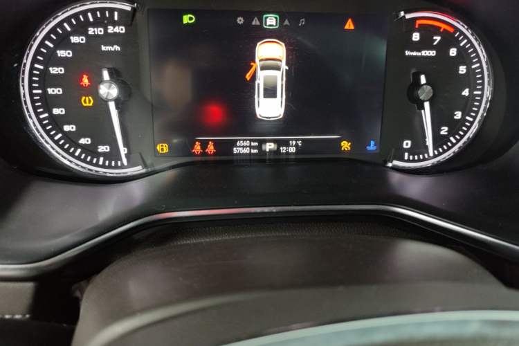 Used Roewe RX8 2018 30T Smart Connectivity Two-Wheel Drive Supreme Edition Odometer Close Up
