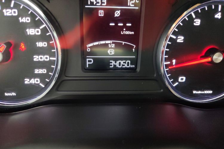 Used Roewe RX8 2018 30T Two-Wheel Drive Flagship Edition Odometer Close Up