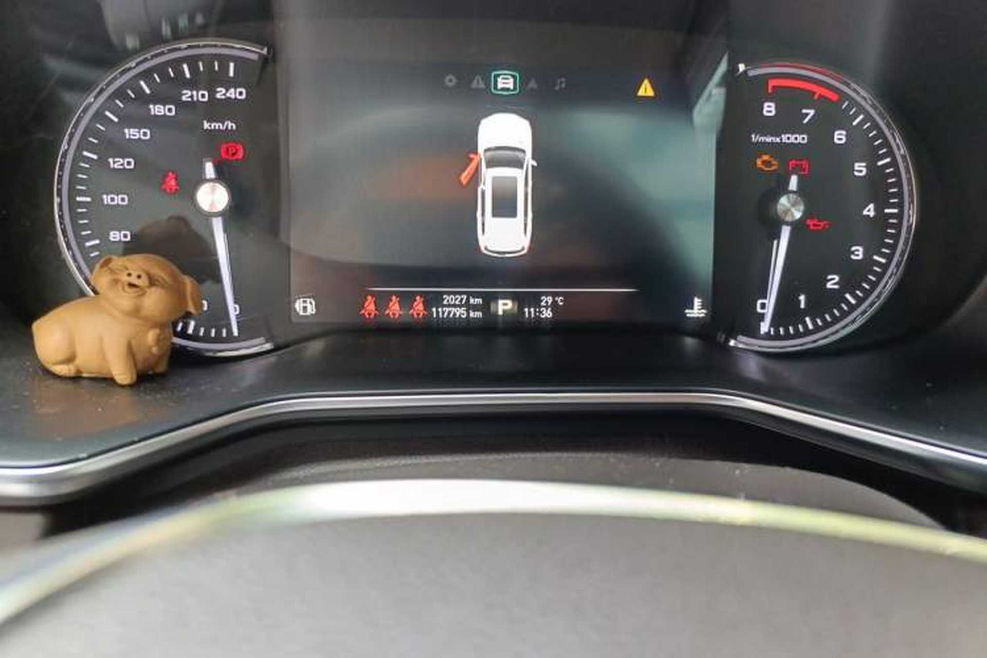 Used Roewe RX8 2018 30T Smart Connectivity Two-Wheel Drive Flagship Edition Odometer Close Up