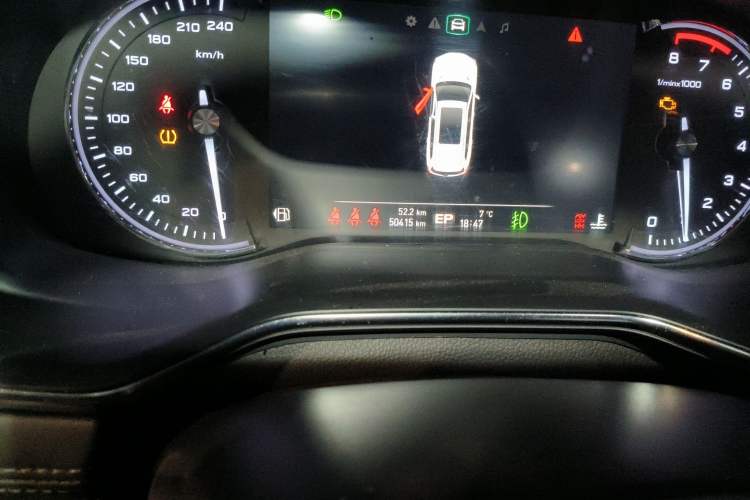 Used Roewe RX8 2018 30T Smart Connectivity Four-Wheel Drive Flagship Edition Odometer Close Up