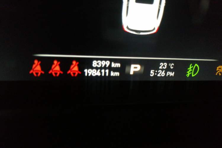 Used Roewe RX8 2018 30T Smart Connectivity Two-Wheel Drive Supreme Edition Odometer Close Up