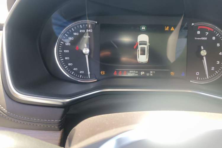 Used Roewe RX8 2018 30T Smart Connectivity Two-Wheel Drive Supreme Edition Odometer Close Up