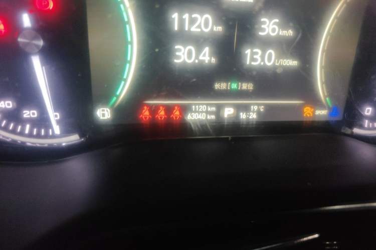 Used Roewe RX8 2018 30T Smart Connectivity Four-Wheel Drive Flagship Edition Odometer Close Up