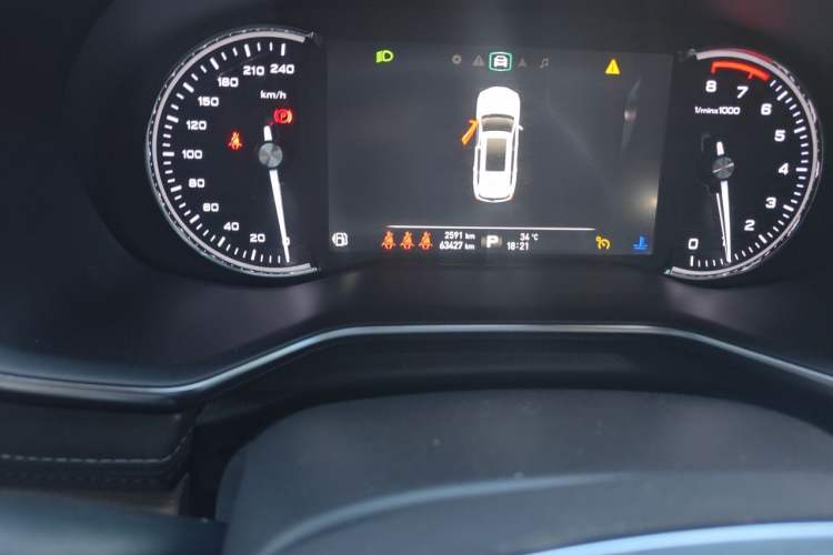 Used Roewe RX8 2018 30T Smart Connectivity Two-Wheel Drive Flagship Edition Odometer Close Up