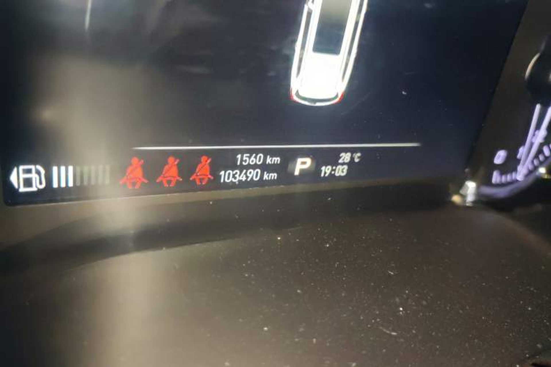 Used Roewe RX8 2018 30T Smart Connectivity Two-Wheel Drive Flagship Edition Odometer Close Up