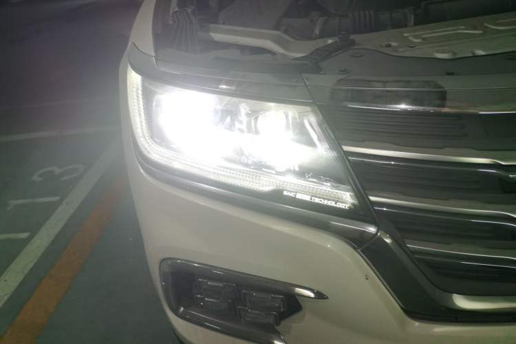 Used Roewe RX8 2018 30T Smart Connectivity Four-Wheel Drive Flagship Edition Right Front Headlight
