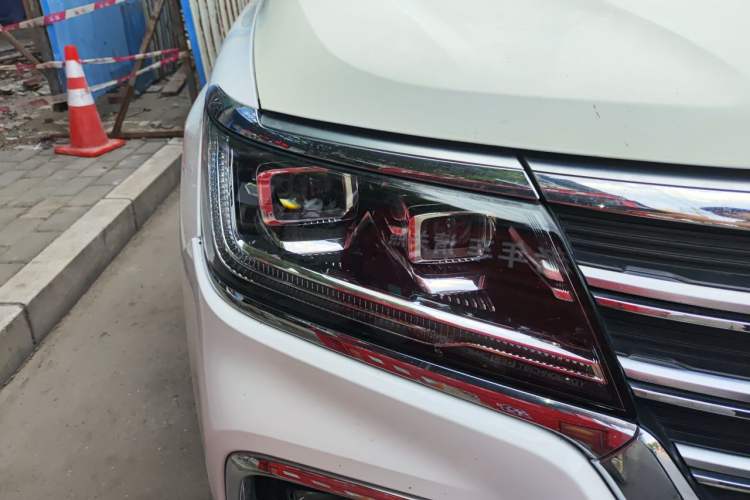 Used Roewe RX8 2018 30T Smart Connectivity Two-Wheel Drive Supreme Edition Right Front Headlight