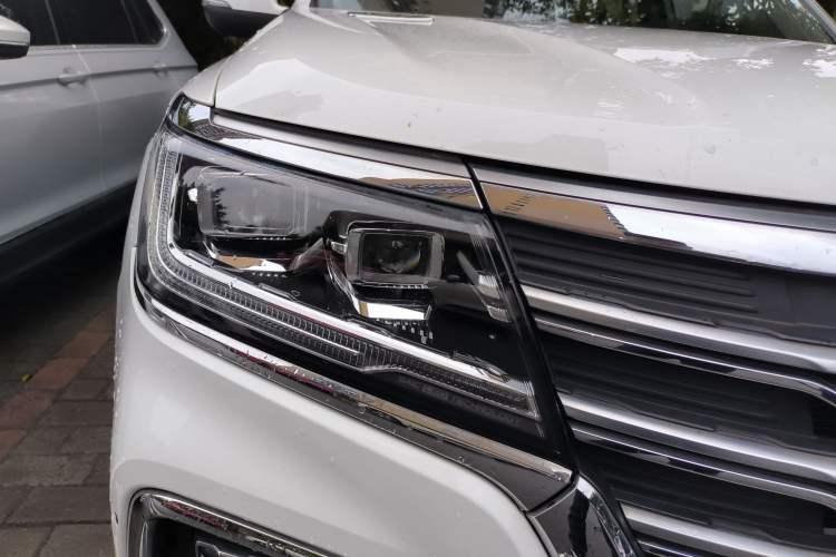 Used Roewe RX8 2018 30T Smart Connectivity Two-Wheel Drive Flagship Edition Right Front Headlight