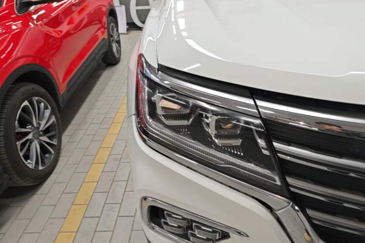 Used Roewe RX8 2018 30T Smart Connectivity Two-Wheel Drive Supreme Edition Right Front Headlight