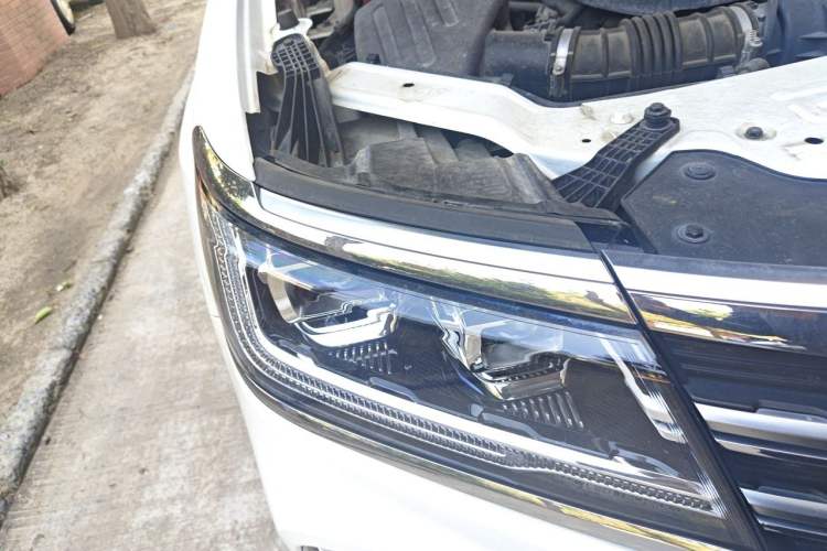 Used Roewe RX8 2018 30T Smart Connectivity All-Wheel Drive Supreme Edition Right Front Headlight