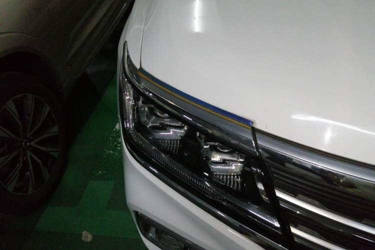 Used Roewe RX8 2018 30T Smart Connectivity Two-Wheel Drive Supreme Edition Right Front Headlight