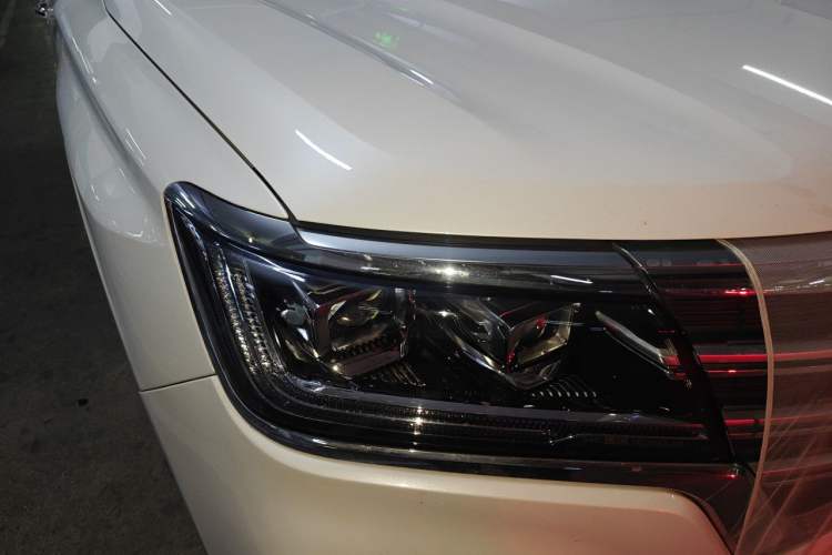 Used Roewe RX8 2018 30T Smart Connectivity Four-Wheel Drive Flagship Edition Right Front Headlight
