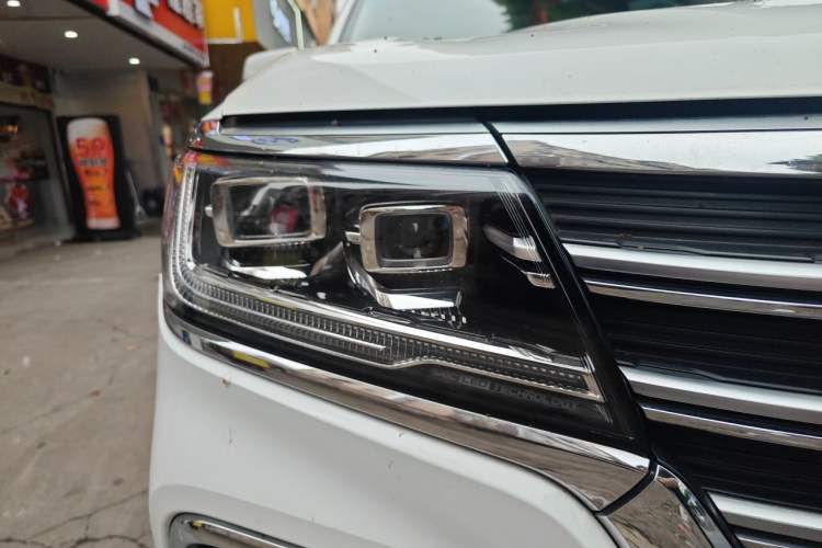 Used Roewe RX8 2018 30T Smart Connectivity Two-Wheel Drive Flagship Edition Right Front Headlight
