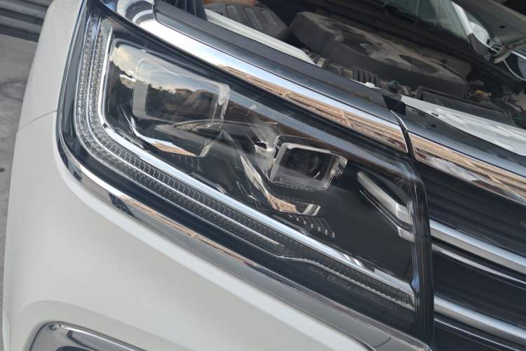 Used Roewe RX8 2018 30T Smart Connectivity Two-Wheel Drive Flagship Edition Right Front Headlight