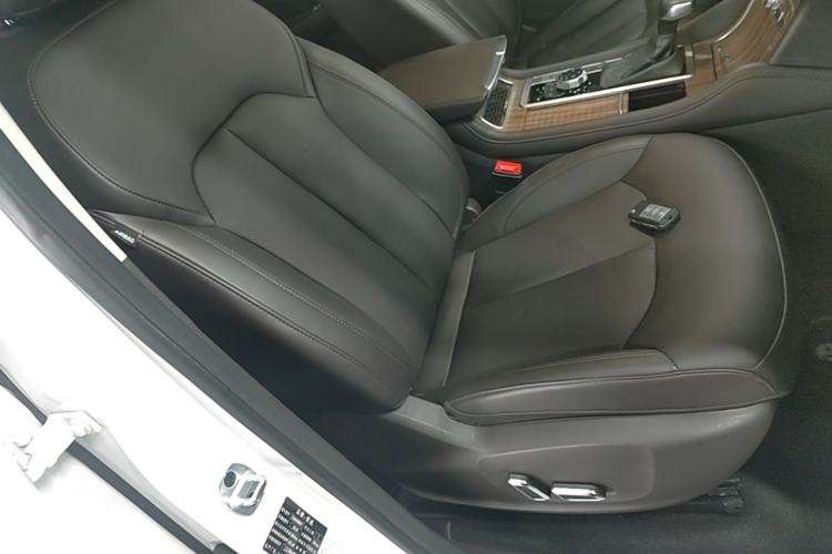 Used Roewe RX8 2018 30T Smart Connectivity All-Wheel Drive Supreme Edition Right Front Seat