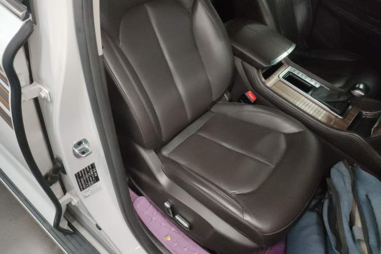 Used Roewe RX8 2018 30T Smart Connectivity Two-Wheel Drive Flagship Edition Right Front Seat