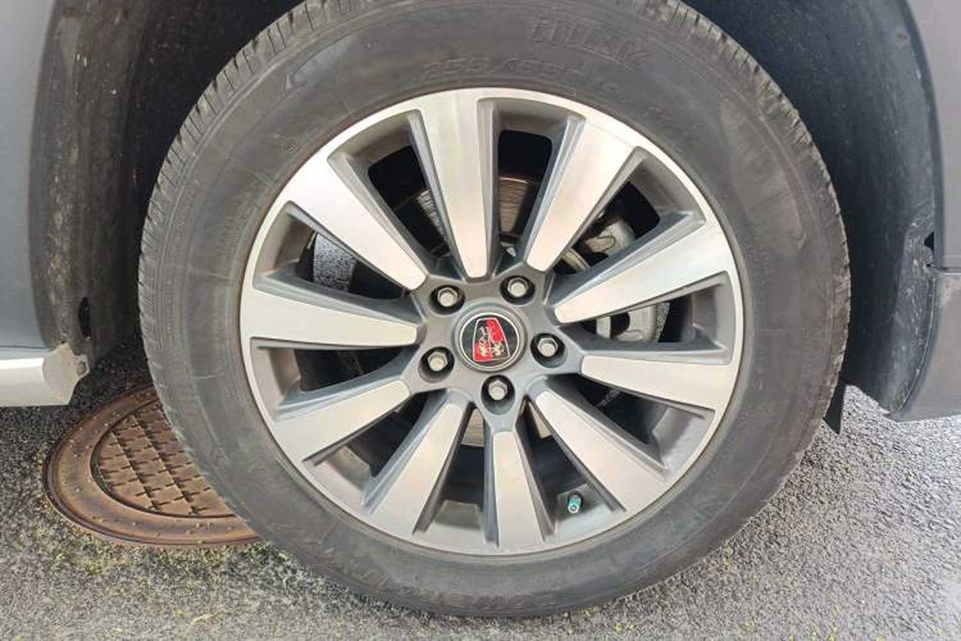 Used Roewe RX8 2018 30T Smart Connectivity Two-Wheel Drive Flagship Edition Right Front Wheel Hub