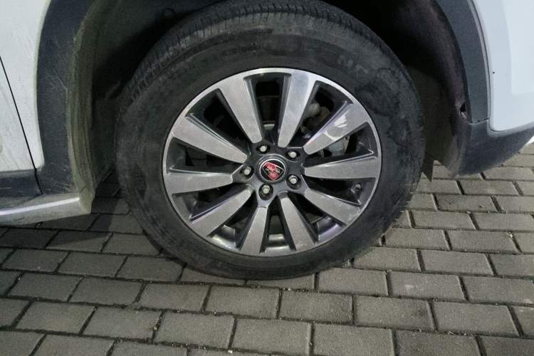 Used Roewe RX8 2018 30T Smart Connectivity Four-Wheel Drive Flagship Edition Right Front Wheel Hub
