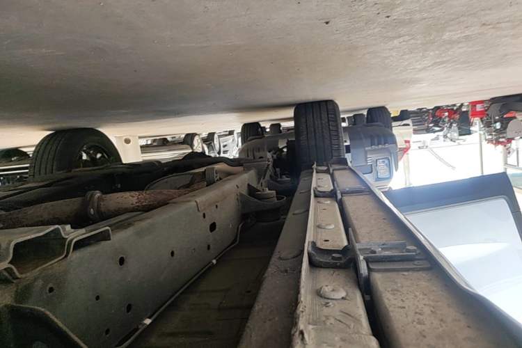 Used Roewe RX8 2018 30T Smart Connectivity All-Wheel Drive Supreme Edition Right Side Sill