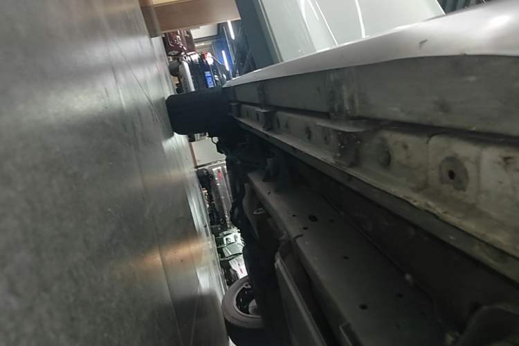 Used Roewe RX8 2018 30T Smart Connectivity All-Wheel Drive Supreme Edition Right Side Sill