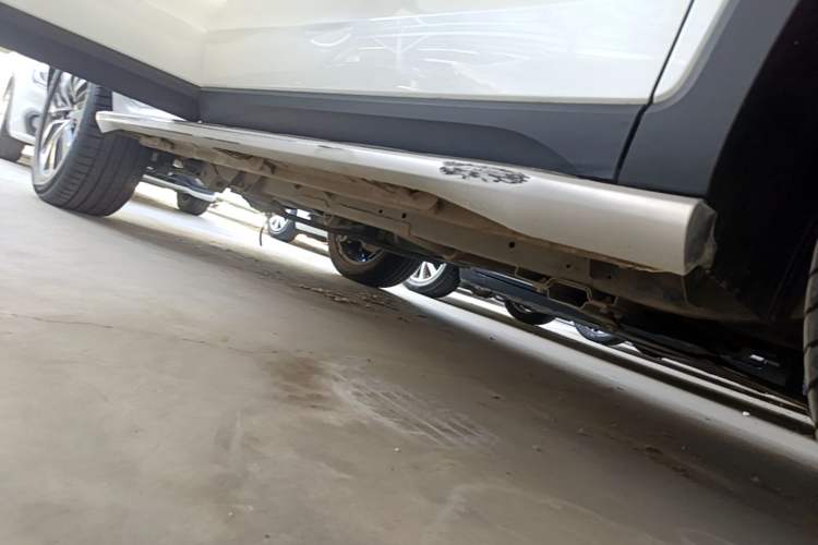 Used Roewe RX8 2018 30T Smart Connectivity All-Wheel Drive Supreme Edition Right Side Sill