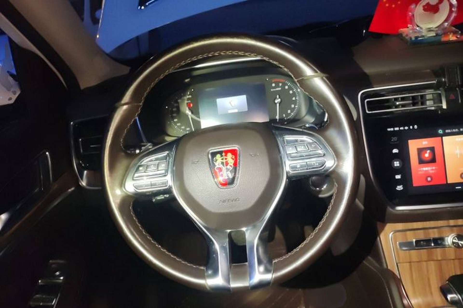 Used Roewe RX8 2018 30T Smart Connectivity Two-Wheel Drive Flagship Edition Steering Wheel
