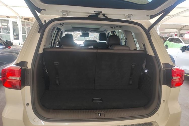 Used Roewe RX8 2018 30T Smart Connectivity All-Wheel Drive Supreme Edition Trunk