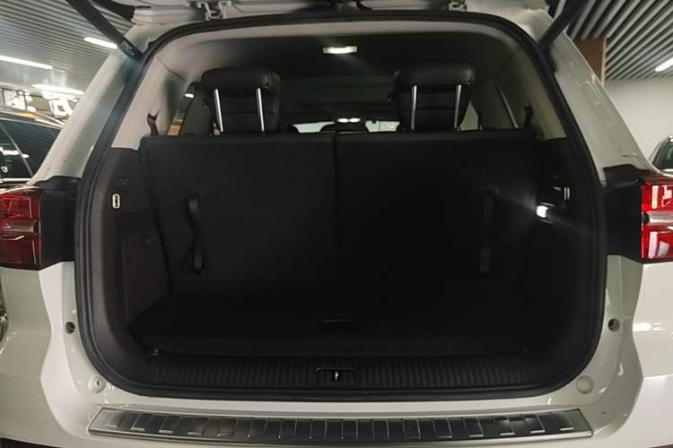Used Roewe RX8 2018 30T Smart Connectivity All-Wheel Drive Supreme Edition Trunk