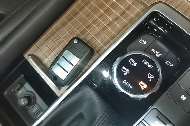 Used Roewe RX8 2018 30T Smart Connectivity All-Wheel Drive Supreme Edition Vehicle Key