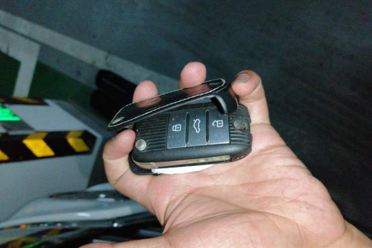 Used Roewe RX8 2018 30T Smart Connectivity Two-Wheel Drive Supreme Edition Vehicle Key