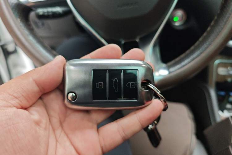 Used Roewe RX8 2018 30T Smart Connectivity All-Wheel Drive Supreme Edition Vehicle Key