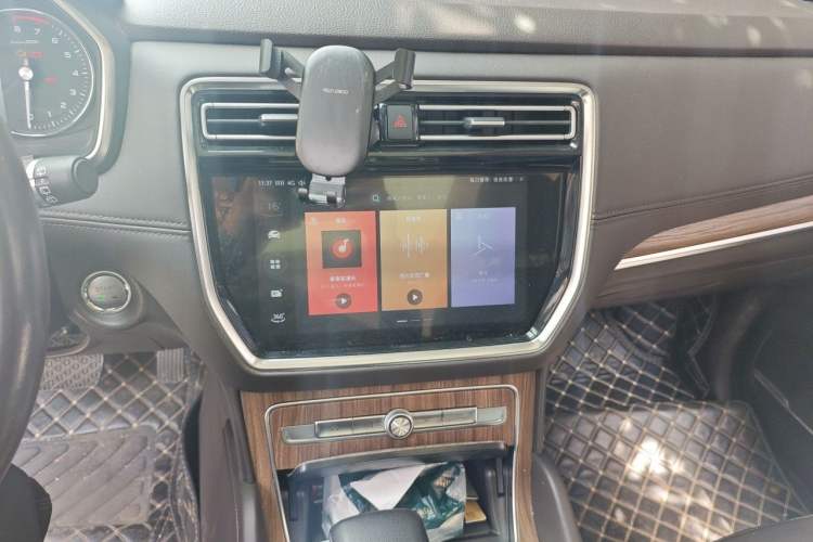 Used Roewe RX8 2019 30T Smart Connectivity Two-Wheel Drive Supreme Flagship Edition Audio And AC Panel